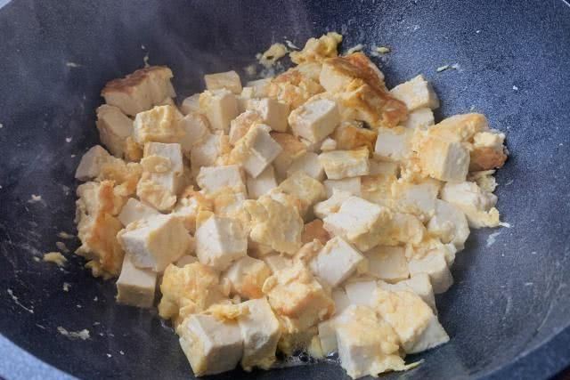  「中倒入适量」嫩豆腐别直接下锅炒，多做一步，豆腐鲜香滑嫩，比吃肉还过瘾