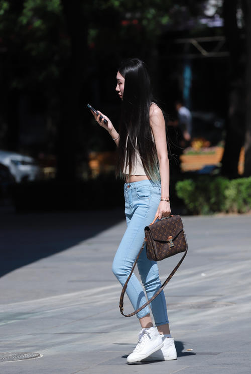 街拍：一袭紧身长裙，显得美女高贵端庄，气质不凡！