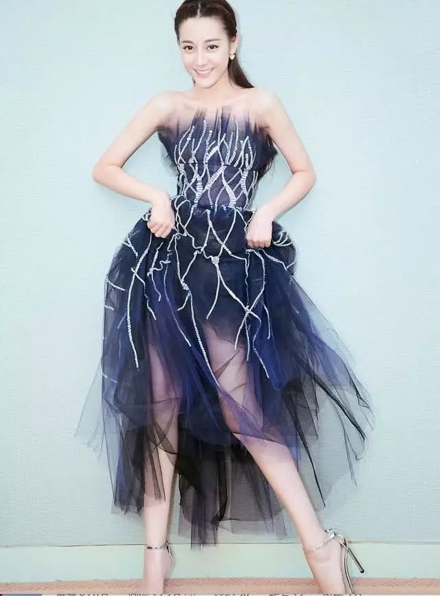 为凸显长腿，摄影师让迪丽热巴把裙子往上提一下，网友:真的好美