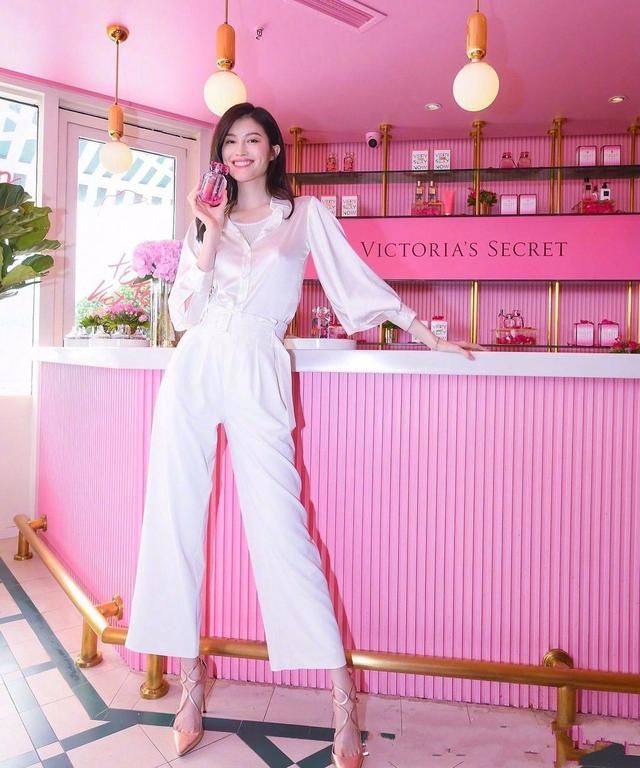 何穗高温穿天鹅绒连体裤，网友：能不能换双鞋子？