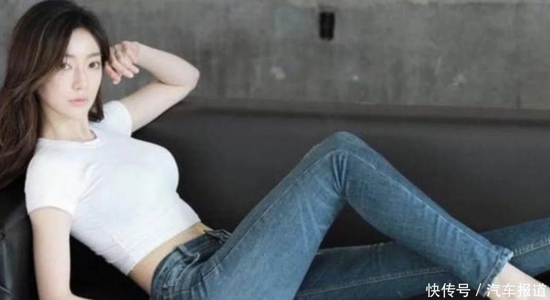 牛仔裤美女，抬头的一瞬间，显得美丽又自信！