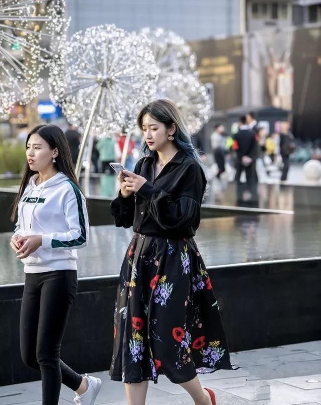  『时尚』尖头细跟装饰在鞋面的珍珠,能展示出独具特色的淑女范