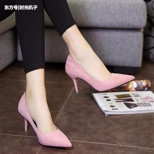 魅力的尖头细高跟鞋，让身姿更加的挺拔自信