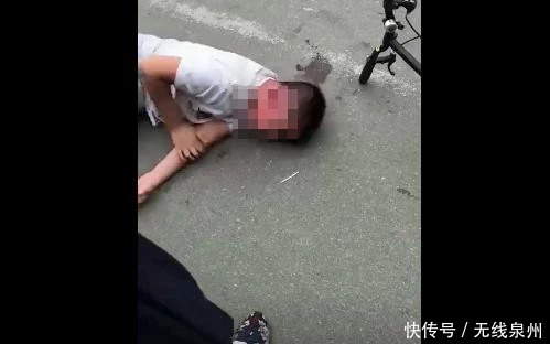 辟谣！“男孩倒地耳部出血”视频在微信群疯传，急寻家属？真相是