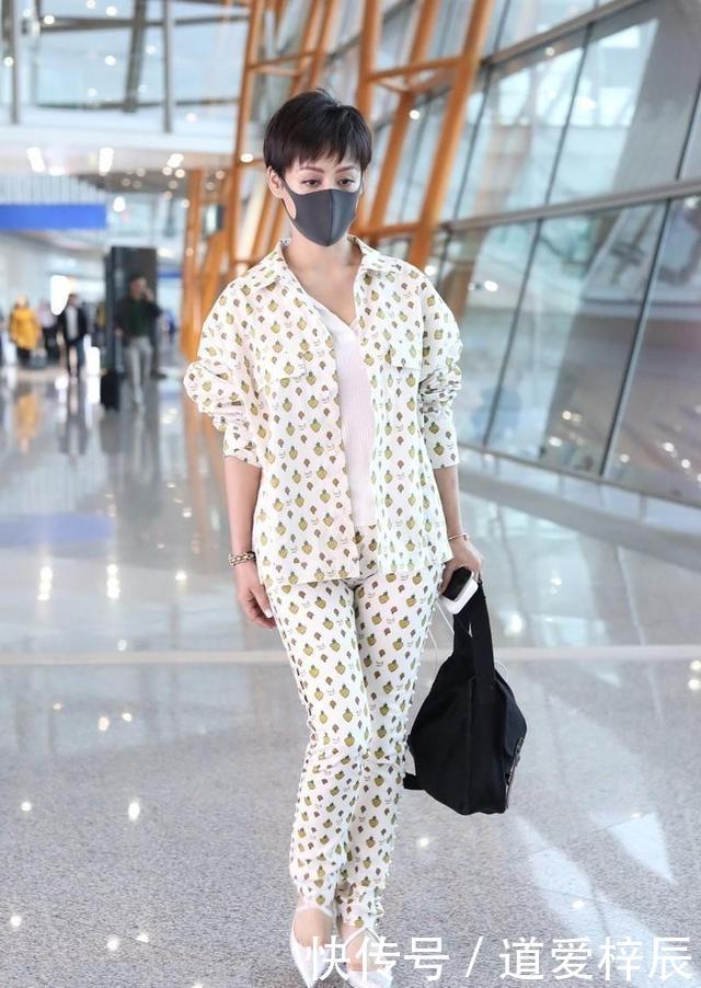  『穿搭』路人街拍，小姐姐妩媚性感，穿一件黑色的紧身上衣，非常少女