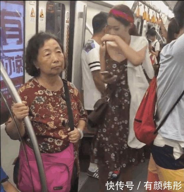 美女穿连衣裙坐地铁,一位时尚大妈上车后美女尴尬了!