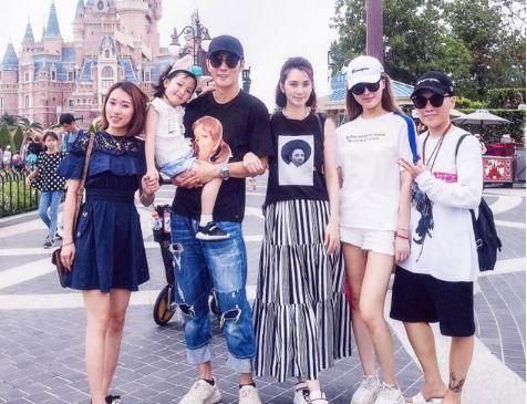 张丹峰一家高调亮相,46岁洪欣嫩成26岁,高颜值女儿大长腿太抢镜