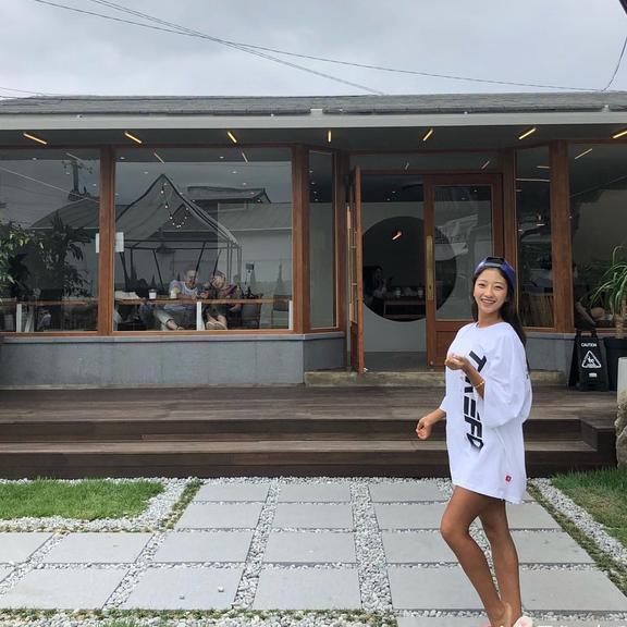 健身女神身材出众, 小麦色肤色, 健康而富有活力