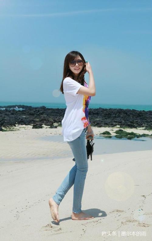 街拍：性感迷人的紧身牛仔裤美女，展现洒脱的气息！