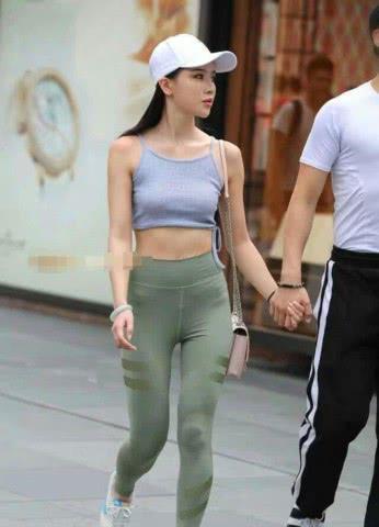 年轻的打底裤辣妈，给人留下了美好记忆，很显时尚！