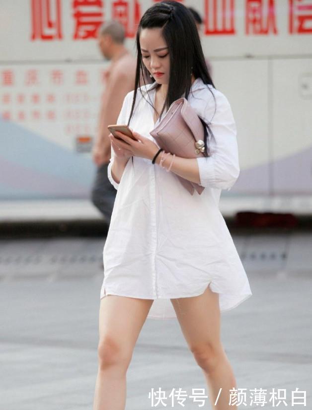 [ 凸显]凸显完美身材，十分性感，街拍：美丽女神白色衬衣有亮点