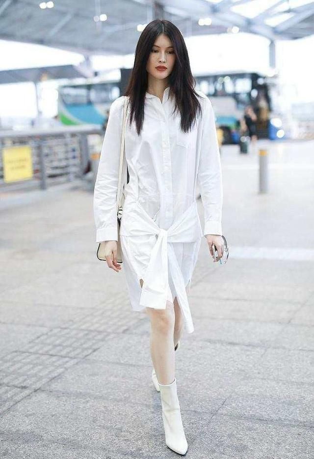 何穗衬衫裙清爽亮相，网友：真想把掉到大腿根的腰带帮她系上！