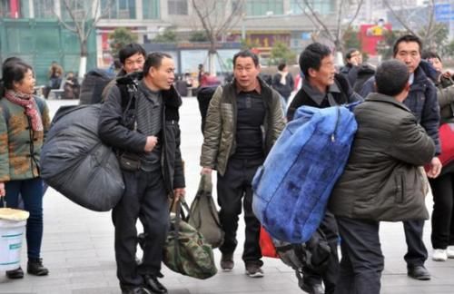  赚点钱：农民又有“返乡热”，明明能多挣几天钱，为啥不在外多