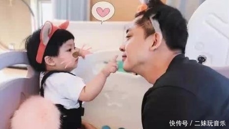  『李晟』李晟李佳航基因太强大，看到1岁半儿子罕见正脸，妥妥的小正太