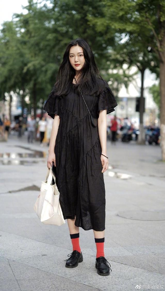 穿长裙是选择收腰的，还是宽松的？她们给出了答案！
