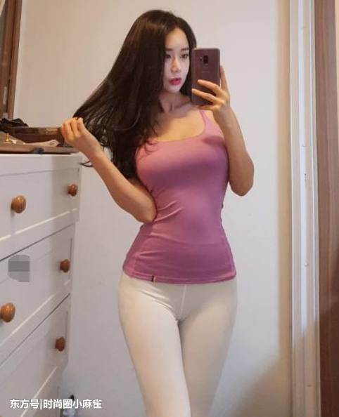 长得漂亮的紧身打底裤小姐姐，身材曲线凹凸明显，非常有魅力！