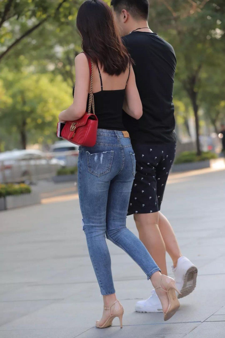 街拍：穿牛仔长裤的超好身材翘臀美女