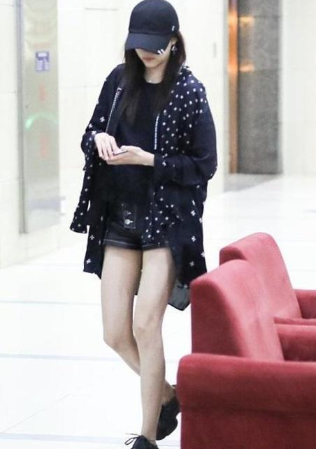 看了关晓彤穿短裤，再看看迪丽热巴，网友：关晓彤的大长腿赢了