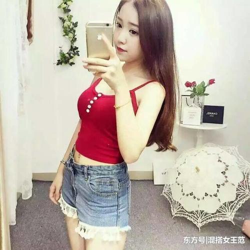 夏日吊带小背心，彰显女人性感韵味