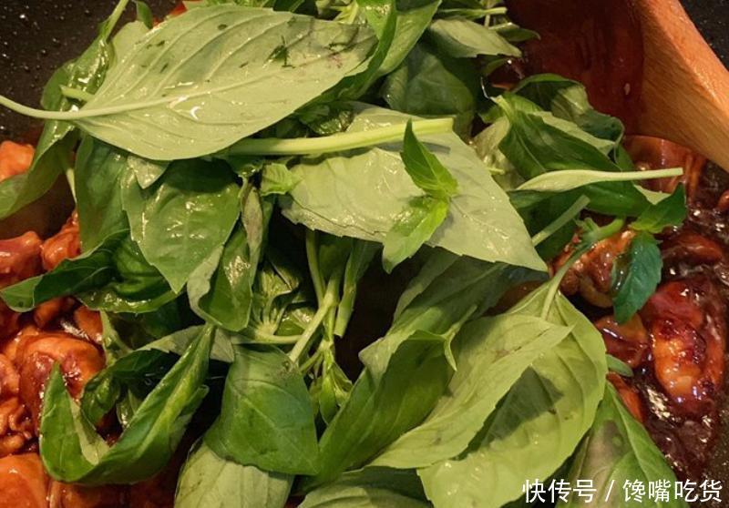  『看起来』台式美味三杯鸡，炒糖色和九层塔的加入，出锅后色泽很诱人