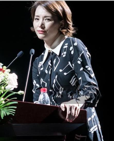 董卿与杨颖同穿音符裙，网友:才知道气质和身材哪个重要
