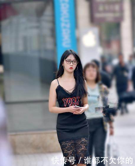 街拍热辣美女爱穿蕾丝装，好身材让人移不开眼睛！