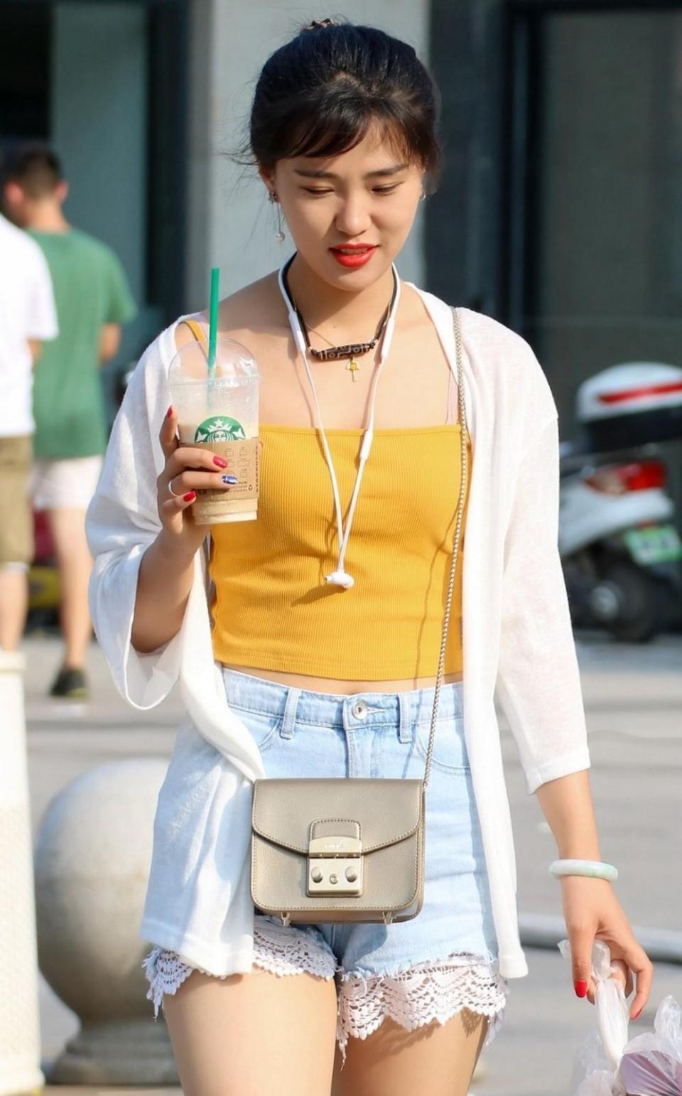 街拍美女：小背心配热裤的小姐姐，又纯又美！