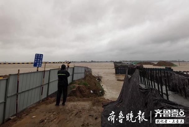 潍坊北部:滚滚洪峰抵达弥河下游寿光营里镇，防汛人员紧盯水情