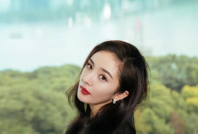 全程高冷只说一个字?媒体回应杨幂耍大牌传言，都是生病惹的祸?