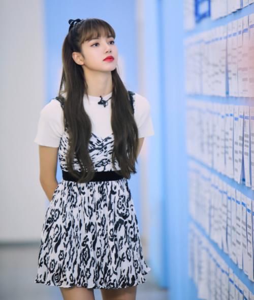  服装的穿搭：Lisa的春季穿搭真是别致！一件白色小短裙，看上去清纯又性感