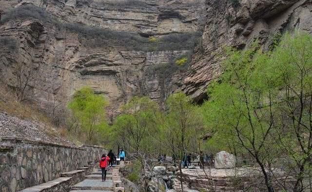 点缀在太行之间的神奇建筑，大块岩石当房顶，已沿用上百年