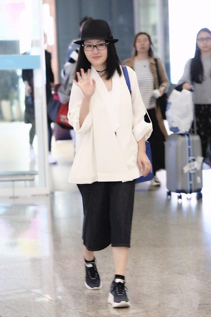 现实版的谁短谁尴尬，杨钰莹穿风衣裙长过膝，何穗却穿成了短裙!