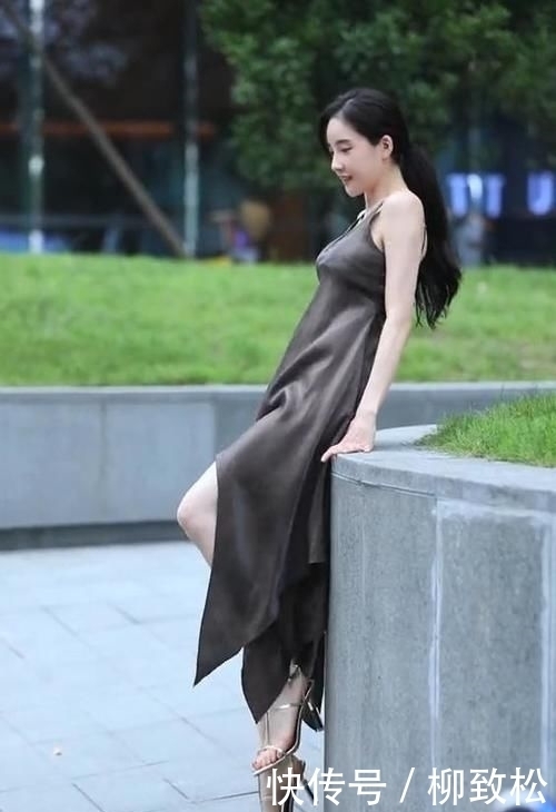 【刮风】美女,穿裙子还做这么高,就不怕刮风吗?