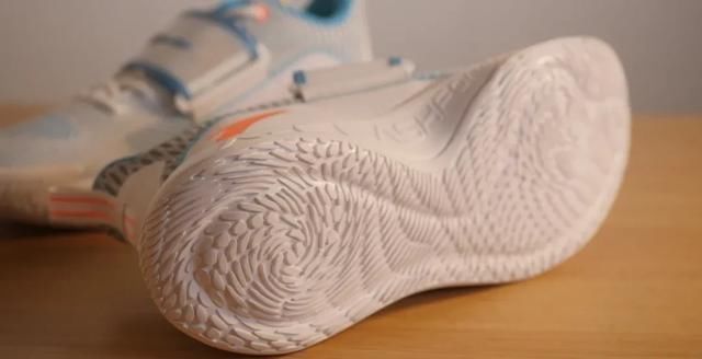  『水花二代』三百块入手国产好鞋！设计大升级 配置不逊色千元旗舰款