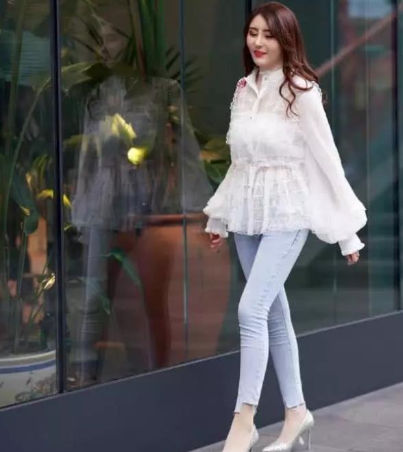 美女:街拍:时尚大方的美女,白衬衫搭配简洁短裙,简约干练优雅美丽