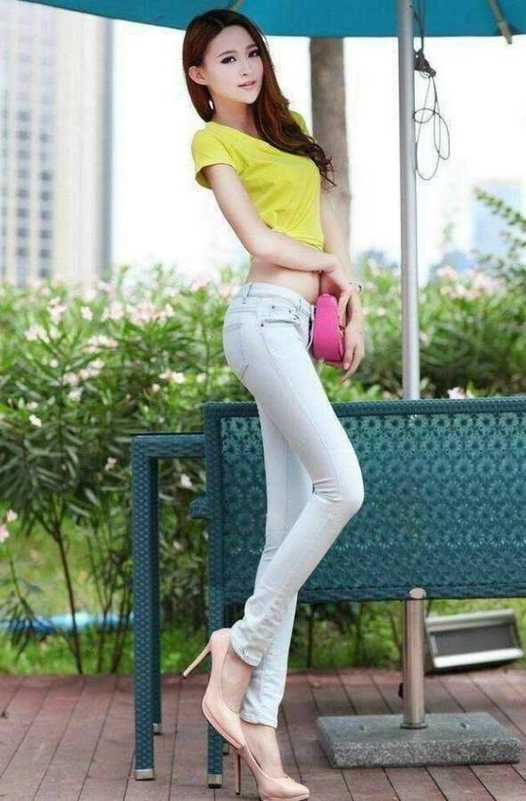 凹凸紧致的牛仔裤美女,散发小仙女气质,很招人喜欢!