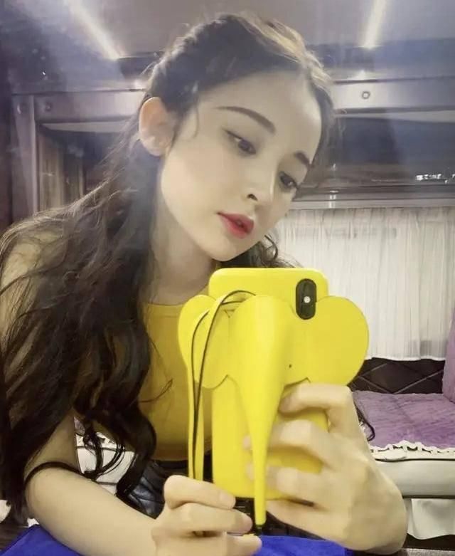 「起來」想当美妇？手机上还要“美妇”起來！名牌手机套任你挑