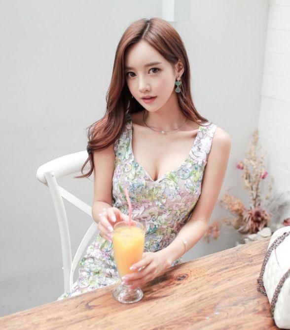 秀气搭配的紧身裙美女，轻松穿出好身姿，很有吸引力!