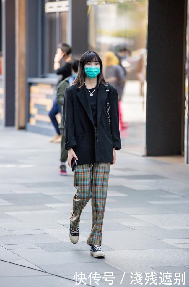『时髦』春天就应该穿帆布,经典时髦又百搭,跟着她们这样穿赚足回头率