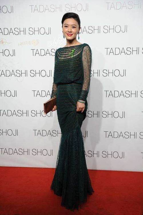 妹子，你还减肥？43岁的梅婷撞衫田海蓉，输了年龄赢了身材