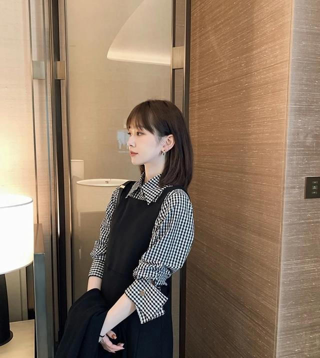  牛仔背带：初夏半身裙+各种小外套,简单又实穿,打造你想要的减龄感