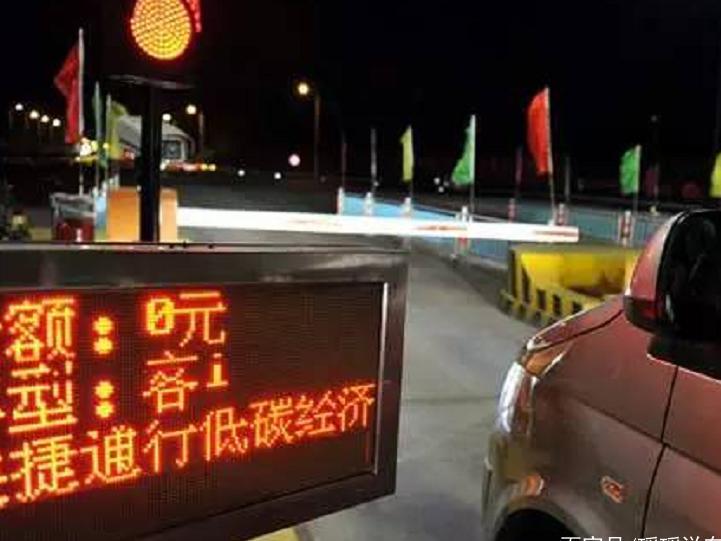 2019年春节高速免费时间出来了！收费员：先别笑，这2款车不在内