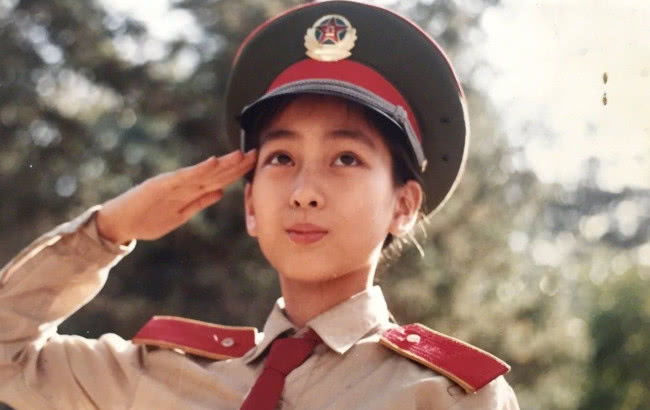 他们都是军人出身!杨洋一身戎装,韩红当年居然