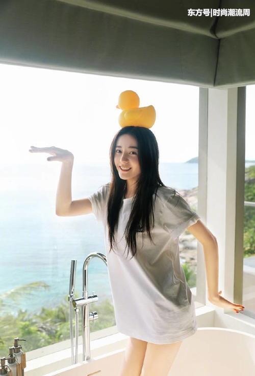 迪丽热巴一字领上衣配短裤，侧颜惊艳众人，看得人心痒痒