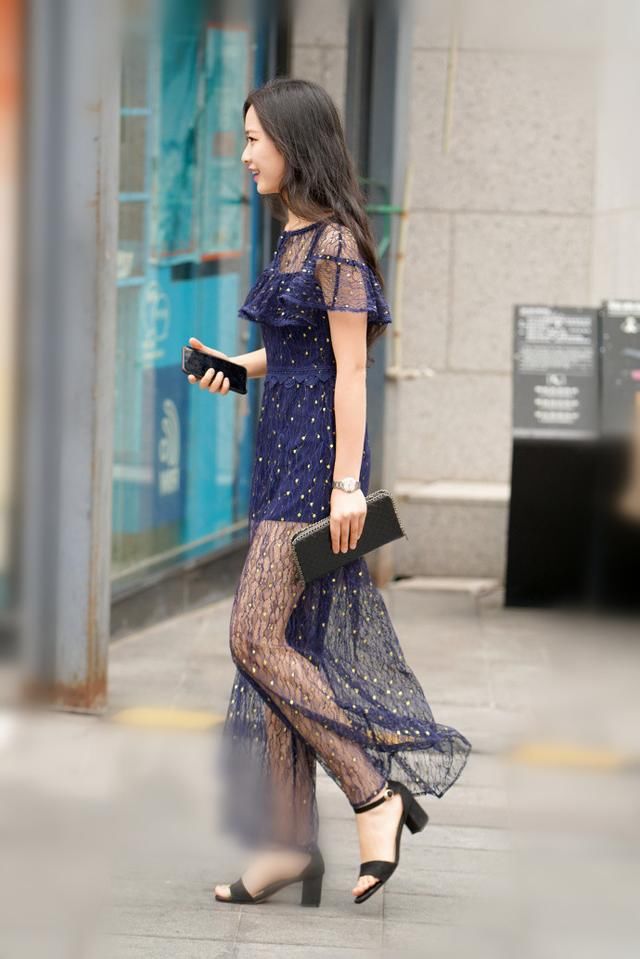 路人街拍，大红色的吊带连衣裙搭配起来复古可爱，尽显清新气质美