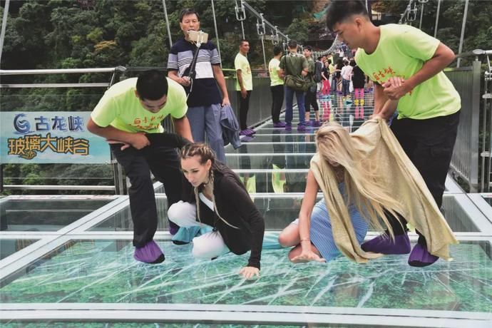 全国2千座玻璃栈桥让游客“吓破胆” 建造验收无标准