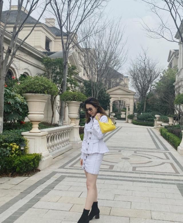 『奔四』奔四女性“装嫩”穿衣搭配，个性时尚又显年轻，时尚潮流精美又有女人气质