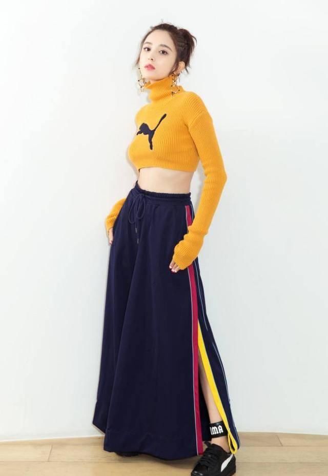  看起来@娜扎的时尚好难懂，穿外套故意短一截露出内搭，别说，还真挺好看