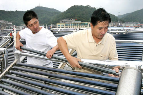  装在屋顶■农村“红极一时”的太阳能，如今咋用的人少了，农民