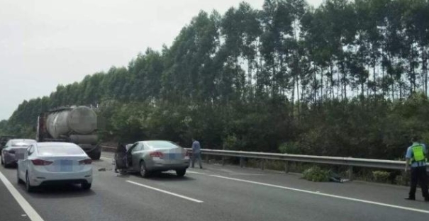 高速公路上前车急刹怎么办？是躲还是撞？交警来告诉你！